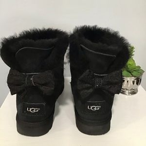 UGG WOMEN BLACK SUEDE BOOTS SIZE 9 WITH ONE BACK LACE BOW AND SHINY BLACK SPARKS